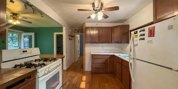 Image 4: Kitchen