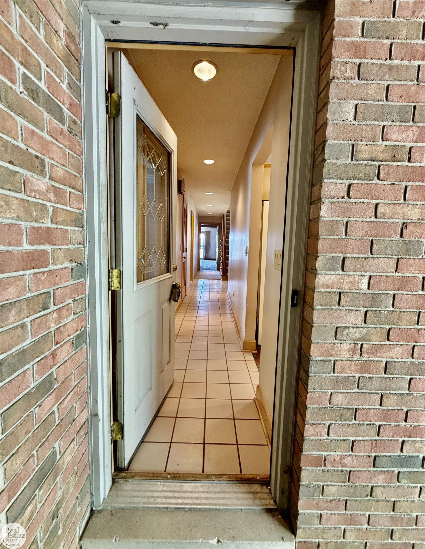 Image 4: Entry door