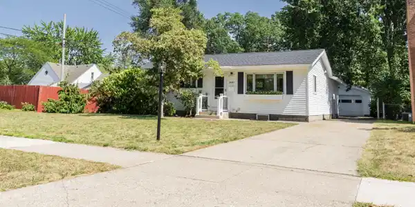 Image 3: 1641 Moulton Ave-41