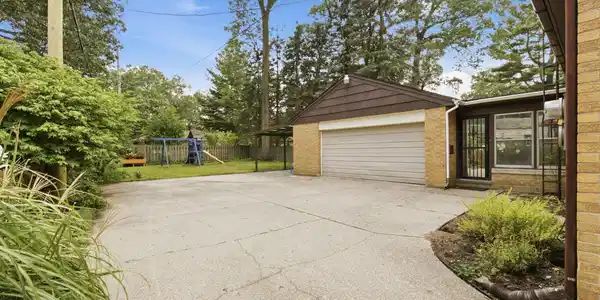 Image 3: Garage