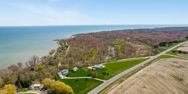 6880 'B' N LAKESHORE Road