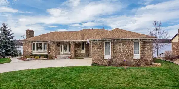 470 LAKES EDGE Drive