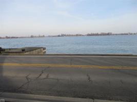 Vacant N Main