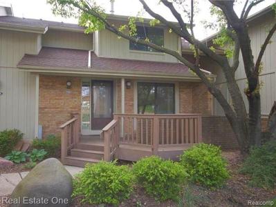 5588 HILLCREST W Circle