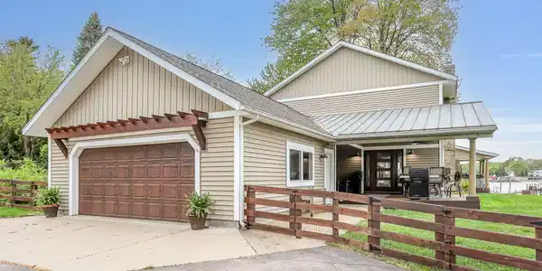 16 Circle Drive