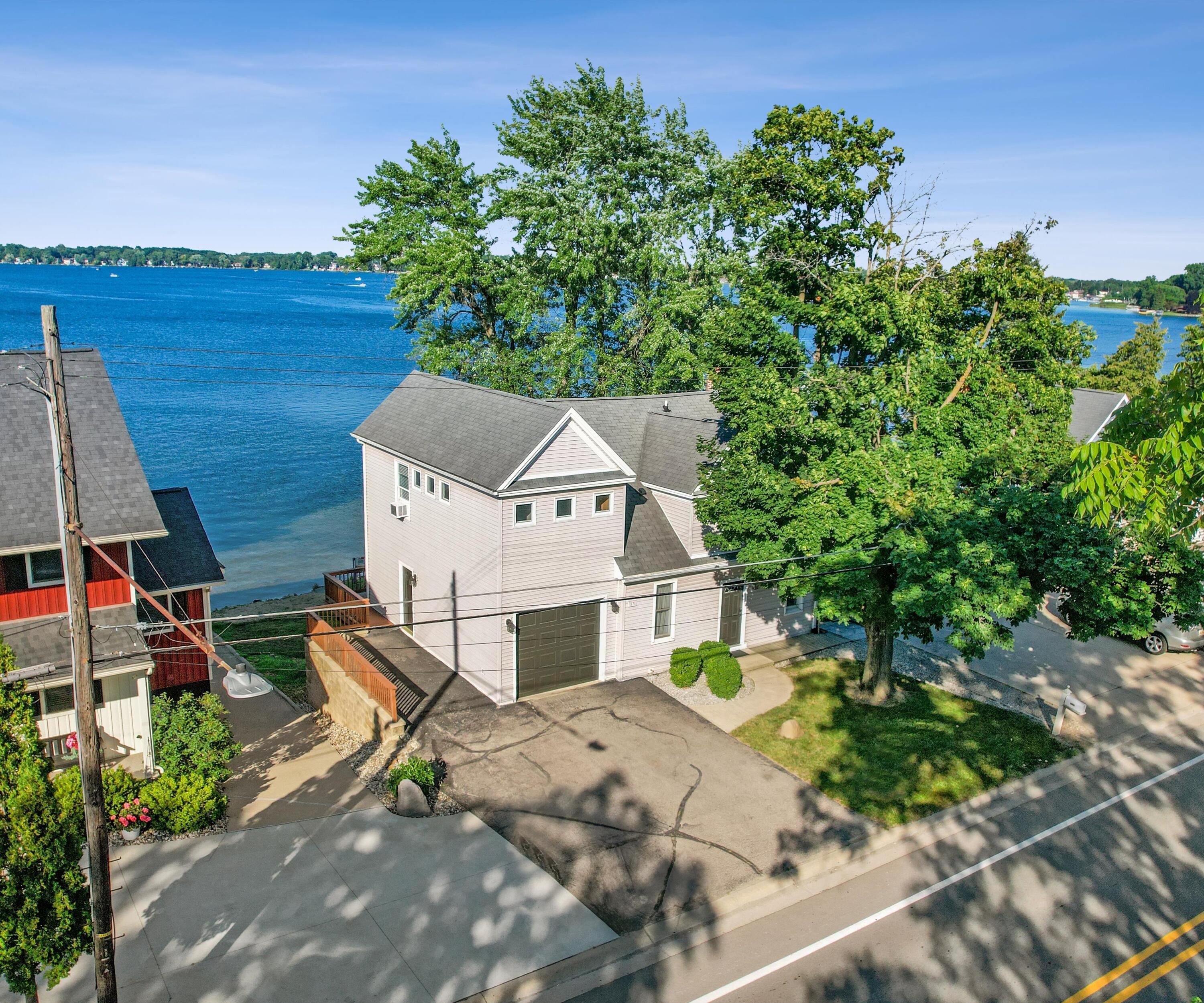 Image 1: The BENEFIT of Lake Life (3)