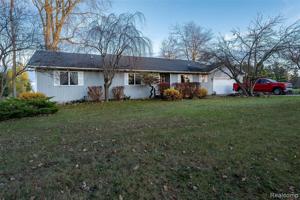 2390 N LAKESHORE Road