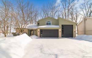 631 WOODCREEK Drive