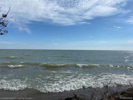 3925 Lakeshore