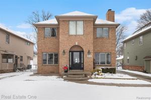 913 E WALLED LAKE Drive