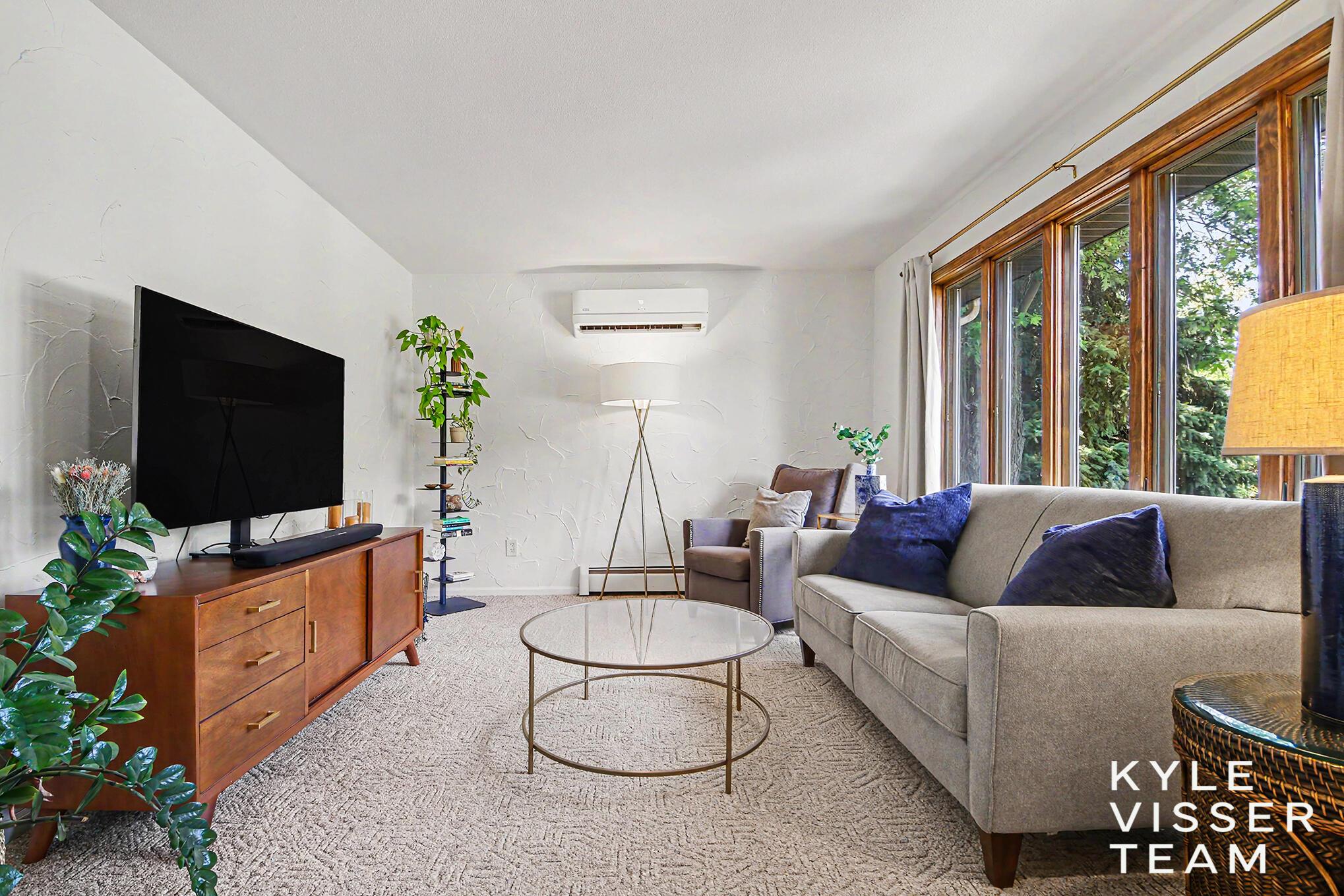 Image 3: Living Room