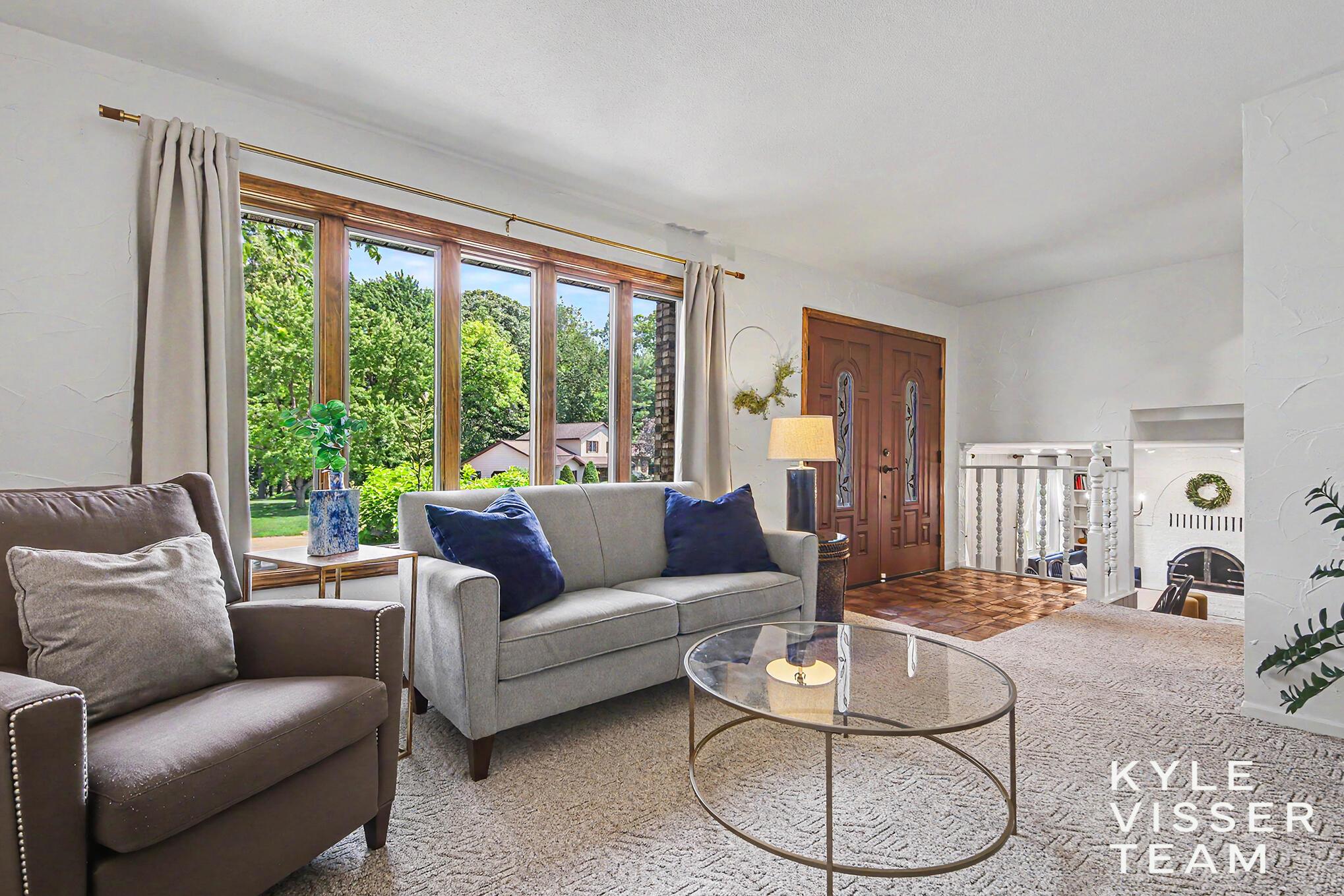 Image 4: Living Room