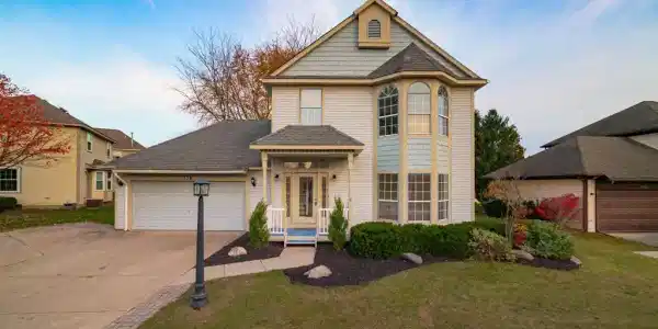 736 WOODLEIGH Way