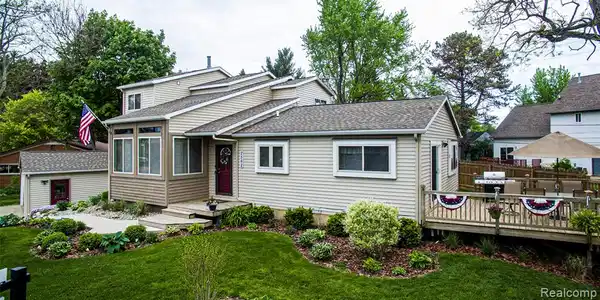 2562 SILVERHILL Drive