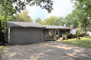 806 ROUND LAKE Road