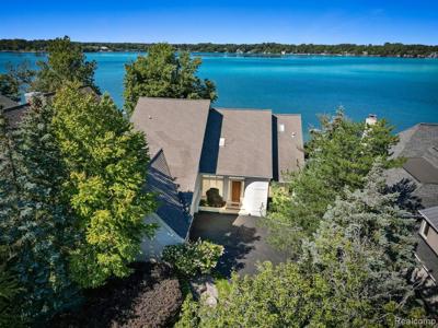 2652 W LONG LAKE Road