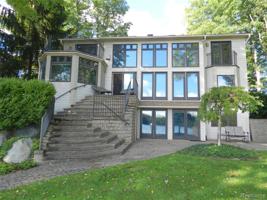 2085 LAKESHORE Drive