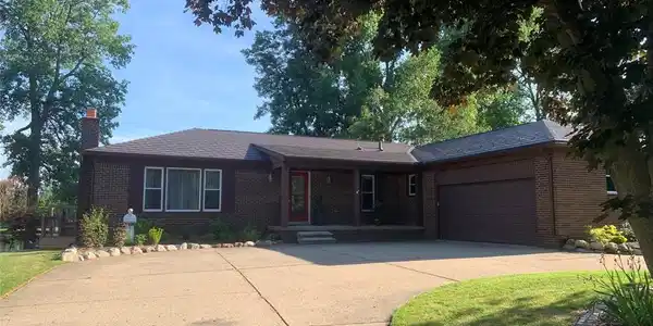 355 LAKES EDGE Drive
