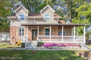 925 N LONG LAKE Boulevard