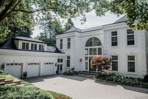 7043 HILLSIDE Drive