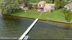 426 E WALLED LAKE Drive