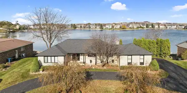 390 Lakes Edge Drive