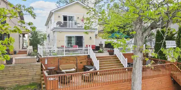 584 Longpointe Dr