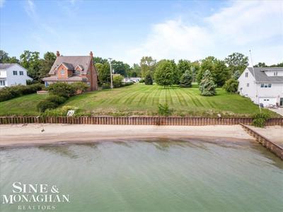 6490 Lakeshore