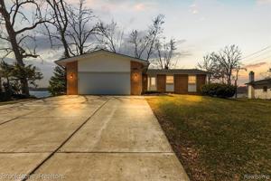 68 EDGELAKE Court