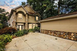 3914 HIGHCREST Drive