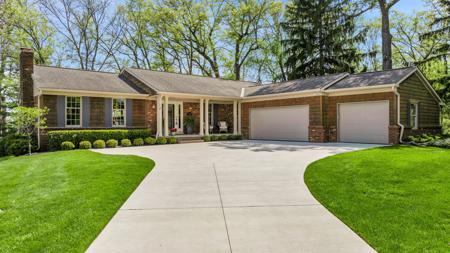 305 LAKES EDGE Drive