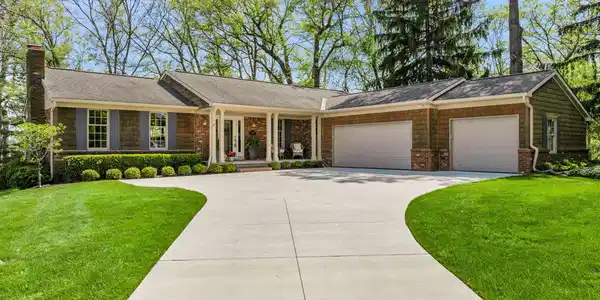 305 LAKES EDGE Drive