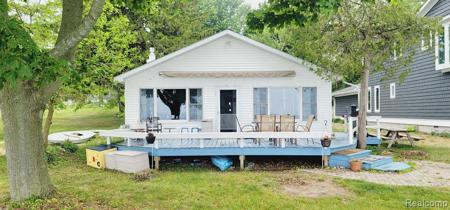 8136 LAKESHORE Road
