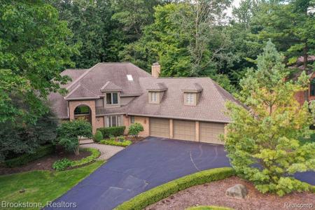 8483 ELKRUN Drive
