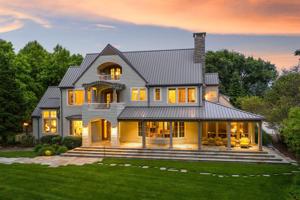 2975 Lakeshore Drive
