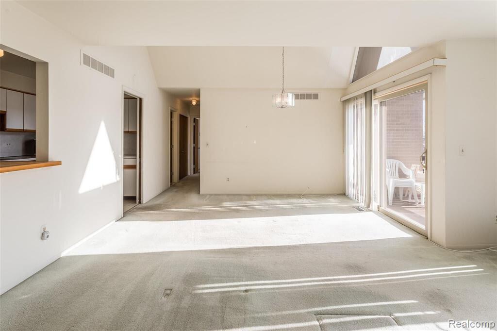 Image 4: 20230505235657269619000000-o Living Room