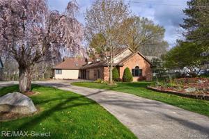 2951 WOODLAND Court