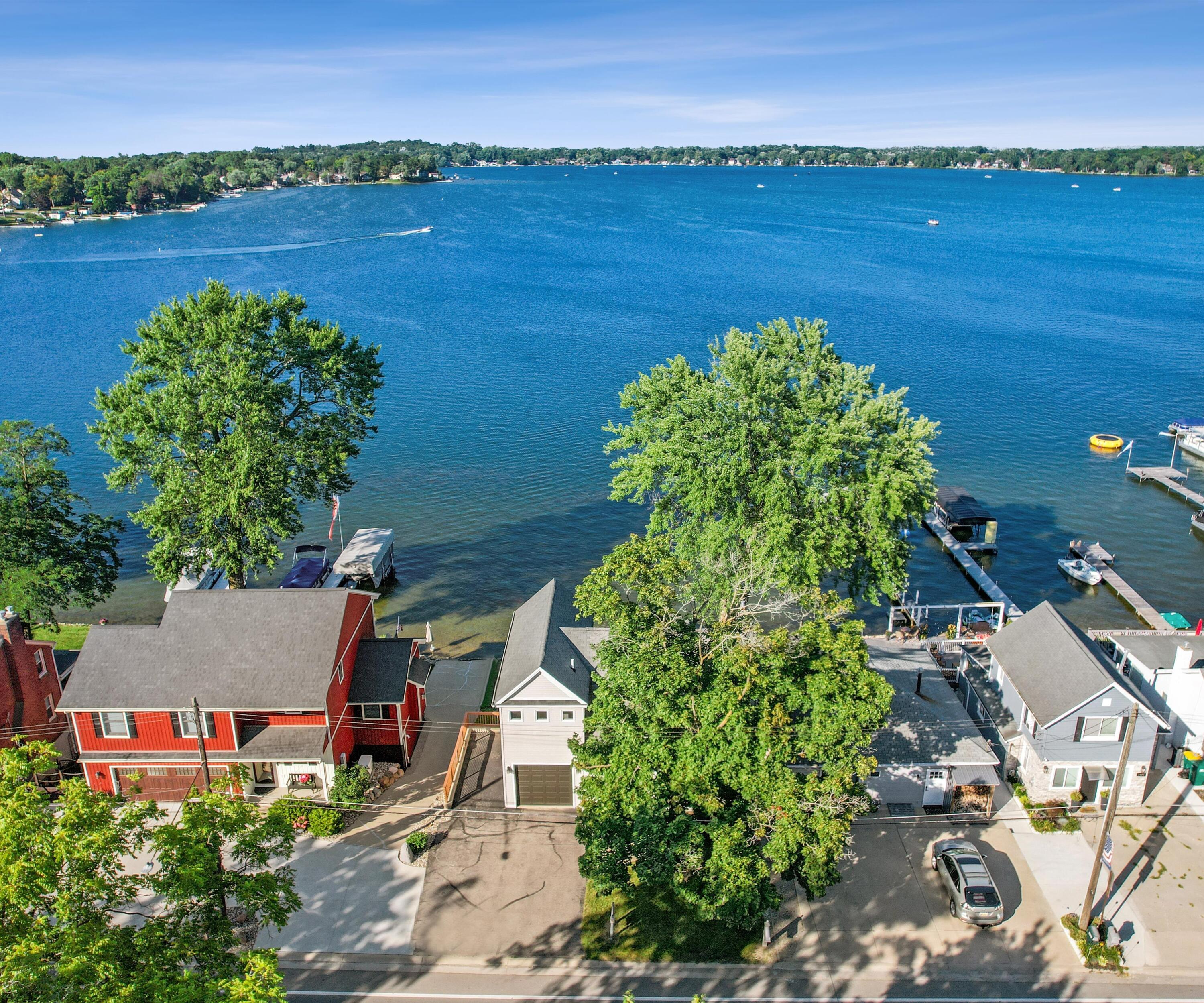 Image 3: The BENEFIT of Lake Life (6)