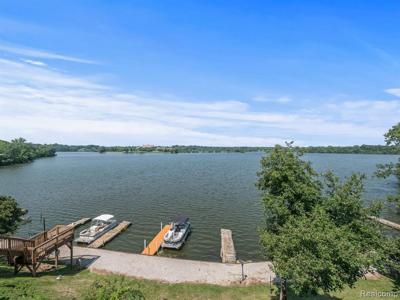 881 Cliffs Drive