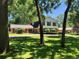5521 LAKEVIEW Drive