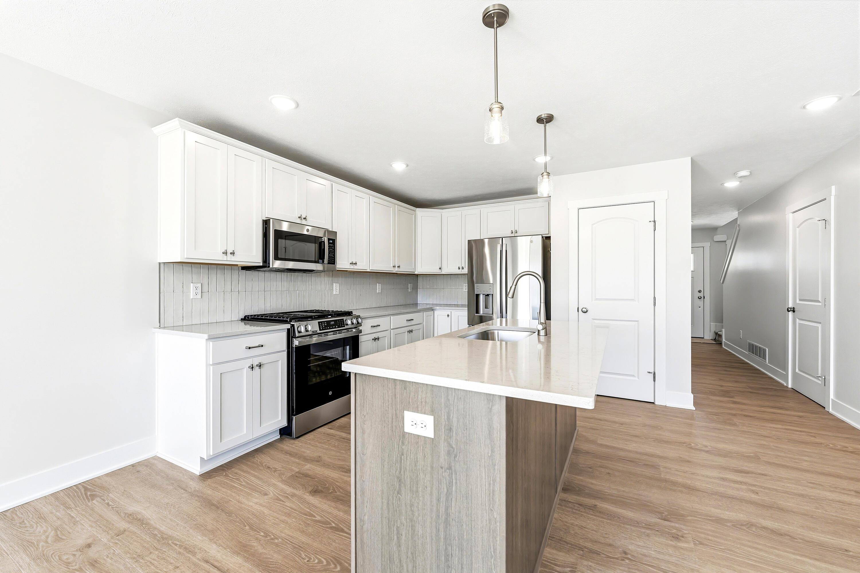 Image 4: Kitchen