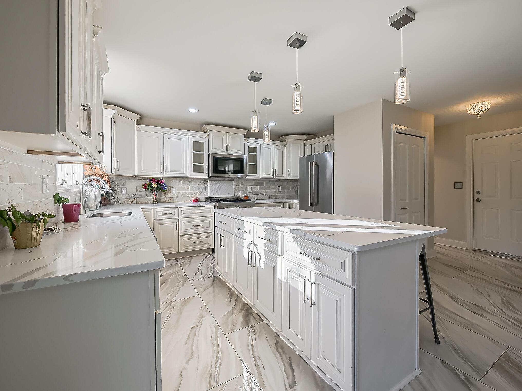 Image 4: Kitchen