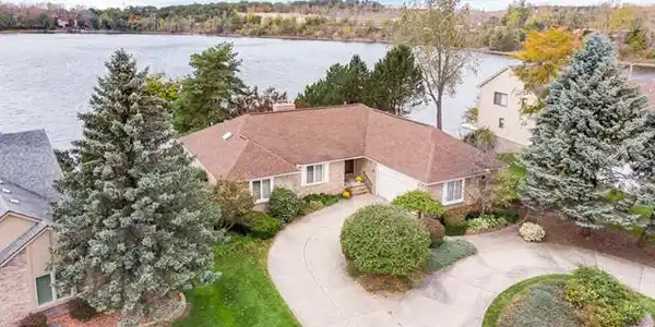 720 LAKES EDGE Drive