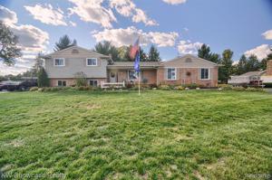 3755 KINGSWAY Drive