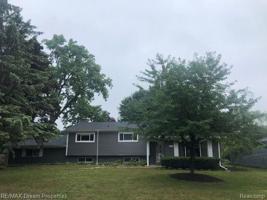 2709 N PINE HEIGHTS W Drive