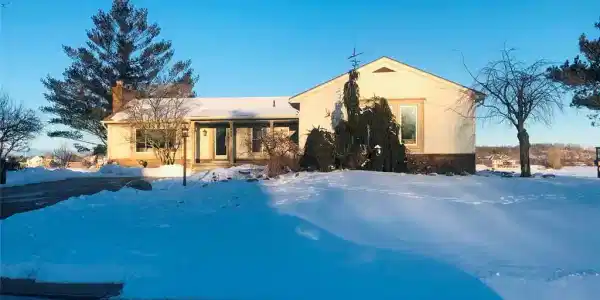 550 LAKES EDGE Drive