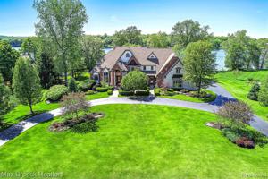 564 SHREWSBURY Drive
