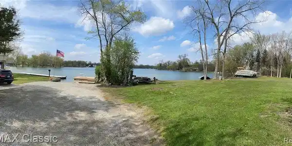 4860 Cooley Lake