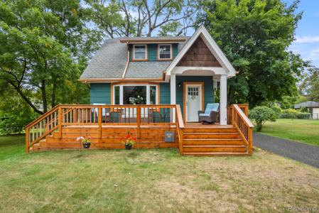 2366 Montroyal Avenue