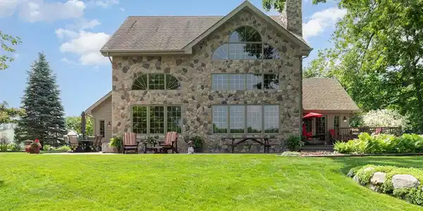1276 Queensway Drive